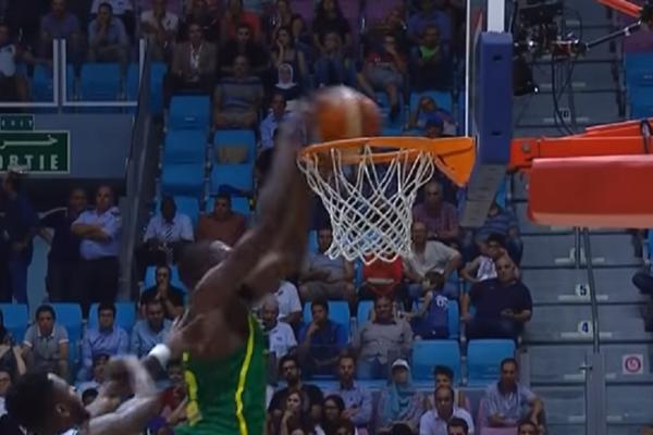 PUČE TABLA! Pogledajte MONSTRUOZNO zakucavanje košarkaša Senegala zbog kojeg je promenjena konstrukcija koša! (VIDEO)