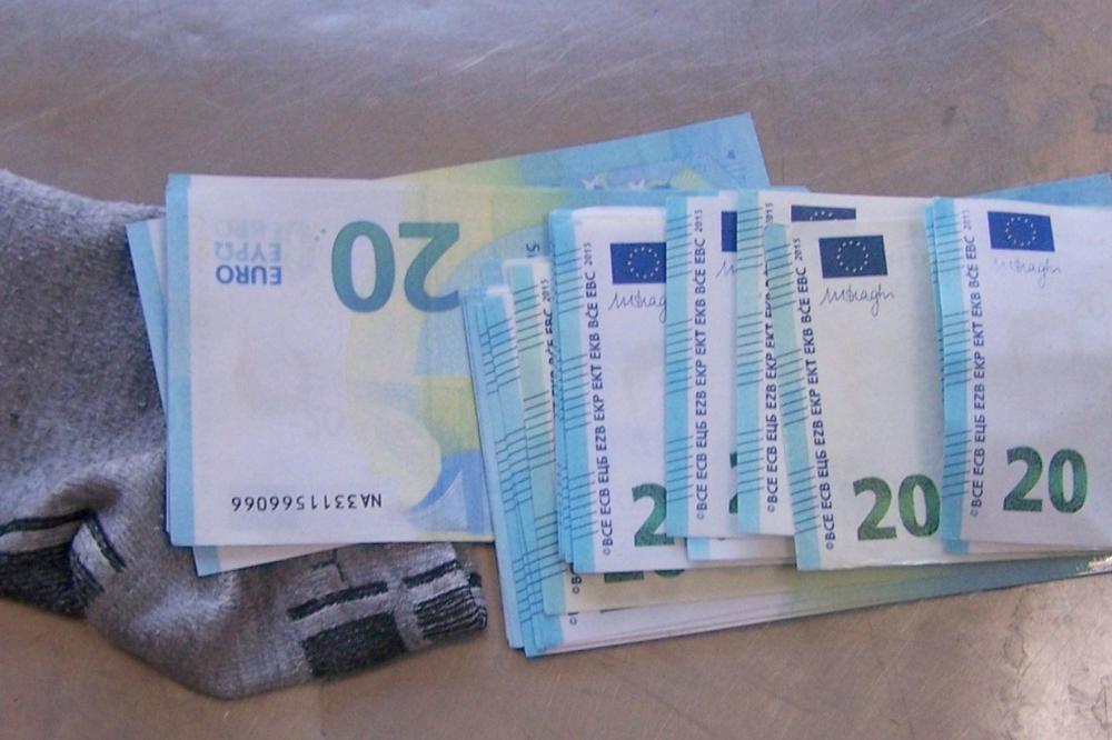 DVADESETICE U ČARAPAMA! Carinici su našli evre a sve novčanice su imale isti detalj (FOTO) (VIDEO)