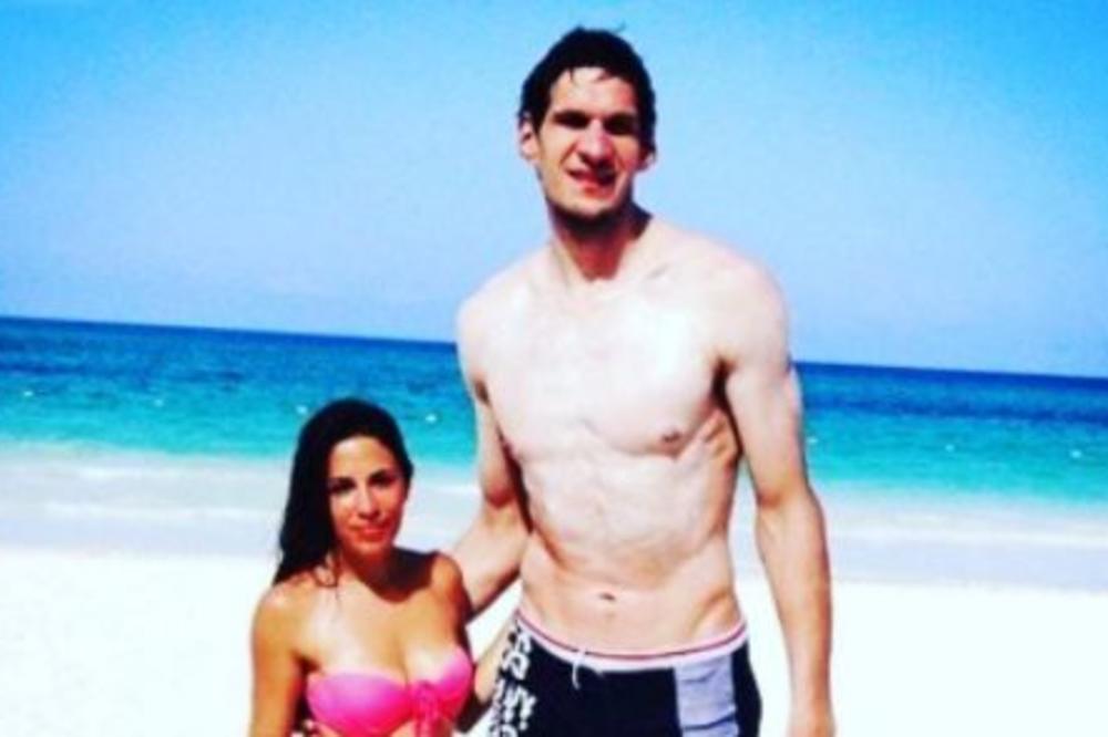 KAD SE ONA SKINE TO SVE PRŠTI! Supruga Bobija Marjanovića niža je od njega 61 cm, a u kupaćem kostimu sija kao ZLATO! (FOTO)