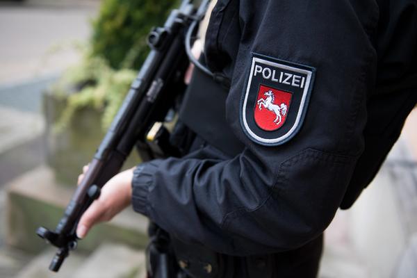 POLICIJA UPALA U APOTEKU, OTMIČAR UHAPŠEN: Okončana talačka kriza u Karlsrueu (VIDEO)