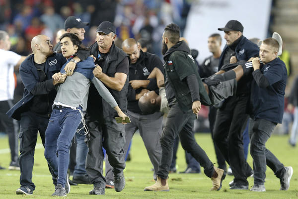 ZAMALO MASAKR NA STADIONU U IZRAELU: Navijač uleteo na teren sa nožem i krenuo na igrača Španije? (FOTO)