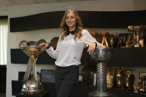 CRNO-BELA MIS SRBIJE: Najlepša žena naše države navija za Partizan! (FOTO)