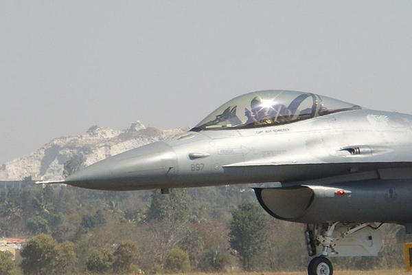 BALKAN POSTAJE NOVO MESTO HLADNOG RATA!? Rumunija menja MIGOVE sa 36 AVIONA F-16!