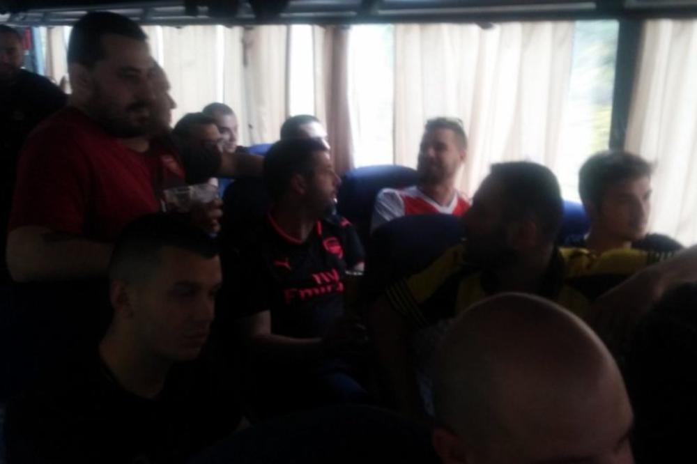 Navijači Arsenala u Srbiju ne dolaze samo iz Engleske! Ekipa fanova "tobdžija" iz komšiluka poslala slike iz autobusa za Beograd! (FOTO)