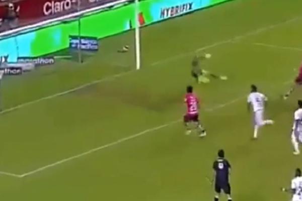 Gol koji će OBIĆI ČITAV SVET! Bivši igrač Zvezde iskopirao penal Mesija i Luisa Suareza! (VIDEO)