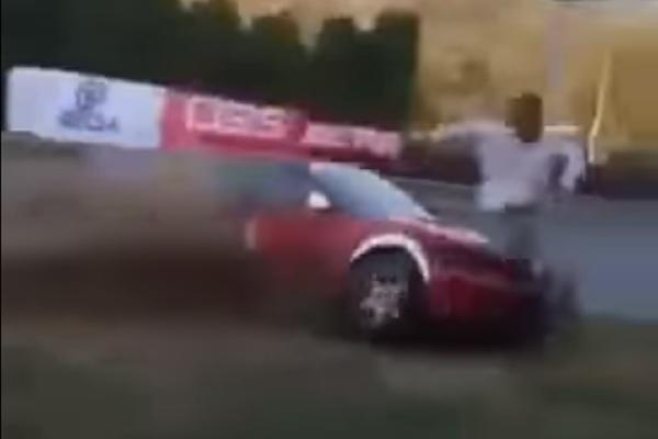 PAKAO! Srpski automobilista u punoj brzini udario u nedužnog čoveka! (UZNEMIRUJUĆI VIDEO)