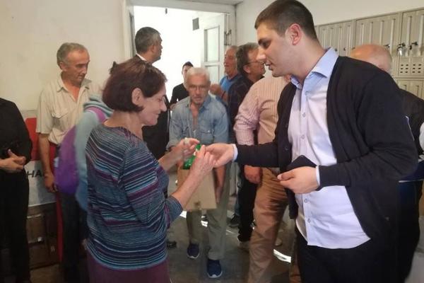 NAPREDNJACI NADMAŠILI SAMI SEBE: Predsednik opštine Mladenovac svečano otvorio poštanske sandučiće! DODELJIVALI KLJUČIĆE STANARIMA!! (FOTO)