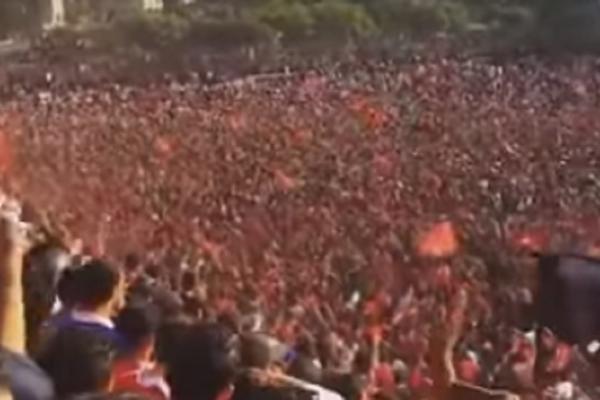 Kakvi fanatici! Desetine hiljada navijača prekinulo trening svog kluba pred finale afričke Lige šampiona! (VIDEO)