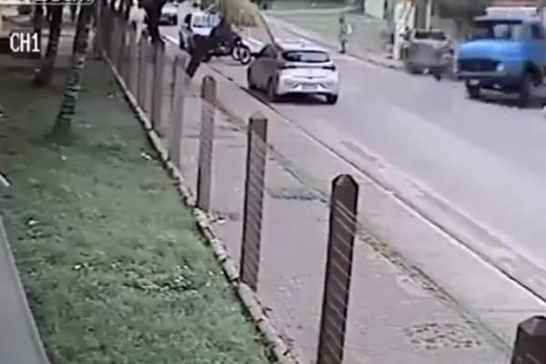 Dečak je mirno prelazio prometnu ulicu: ONO ŠTO JE USLEDILO ZALEDIĆE VAM KRV U ŽILAMA! (VIDEO)