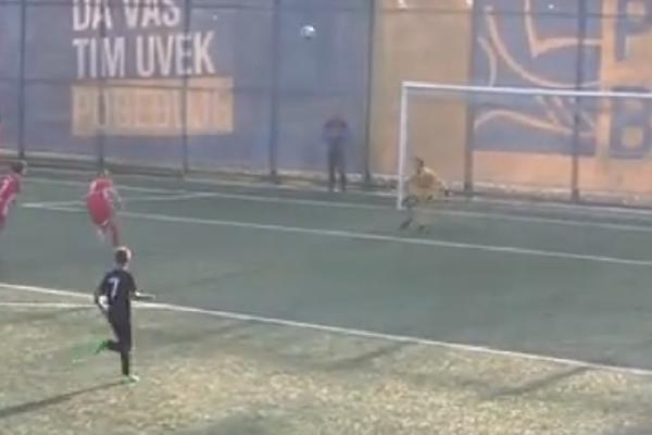 KAO MARADONA! MAGIJA! Pionir Partizana predriblao pet igrača Zvezde, a potom bocnuo golmana! (VIDEO)