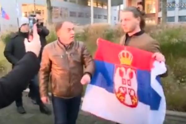 PUKAO MI JE FILM! Ko je Srbin koji je razvio srpsku zastavu ispred tribunala dok su čitali presudu Mladiću (VIDEO)
