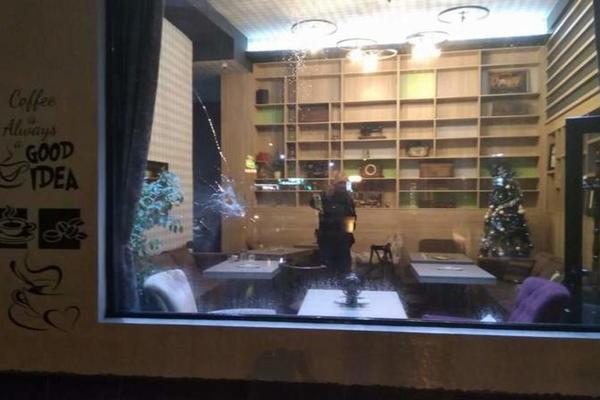 Maskirani ljudi uleteli u kafić i rešetali sve po redu! Obračun u Leskovcu kao u Skarfejsu s Al Paćinom! (FOTO)