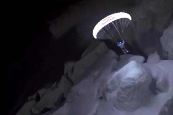 NEVEROVATNI LET NA SKIJAMA: Pomoću SVETLEĆEG PADOBRANA se po mrklom mraku spustio niz Alpe! (VIDEO)