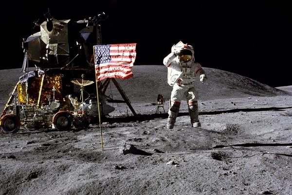 Napustio nas je astronaut koji je šetao po Mesecu i PROŠVERCOVAO GOVEĐI SENDVIČ u orbitu! Umro Džon Jang! (FOTO)