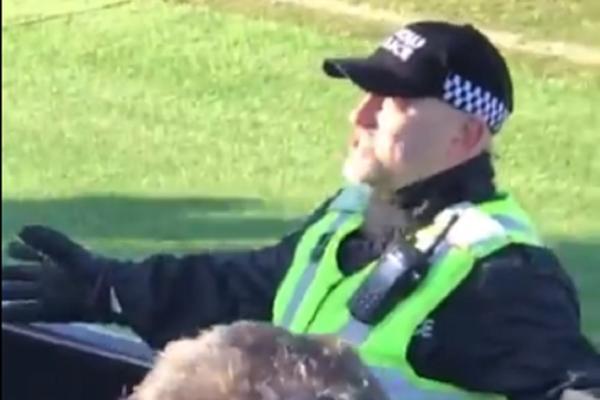 POLICAJAC, A VOĐA NAVIJAČA! Neverovatne scene stižu iz Engleske, svet ovo nikad nije video! (VIDEO)