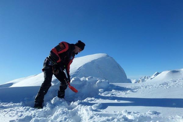 DRAMA NA DURMITORU, POKRENUTA AKCIJA SPASAVANJA: Troje planinara ostalo zarobljeno u ogromnom snegu i ledu (FOTO)