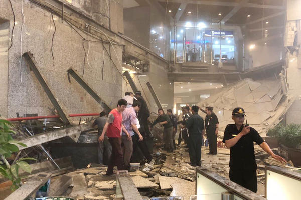 SRUŠIO SE CEO SPRAT: Pod u zgradi berze KOLABIRAO, povređeno 28 ljudi! (VIDEO)