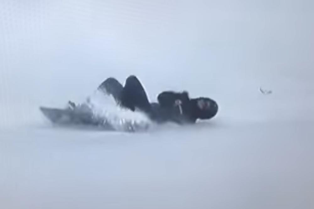 DRAMA NA STAZI: Tresnuo je glavom direktno u ledenu površinu i nije se uopšte pomerao! (VIDEO)