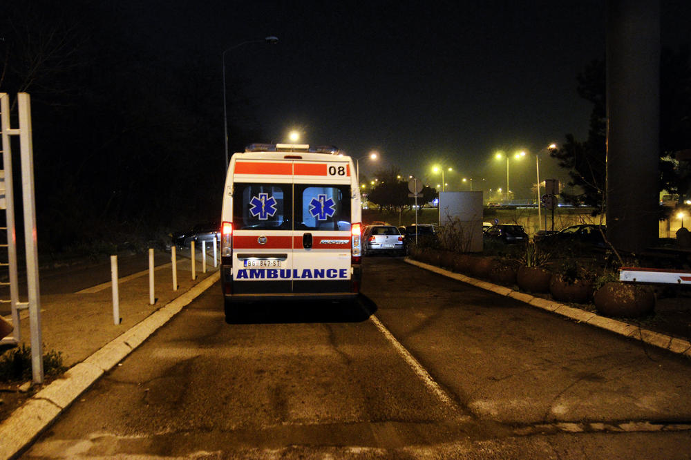 AUTOMOBIL NALETEO NA STARICU (74): Prelazila ulicu u Zemunu, hitna pomoć potvrdila POVREDE!