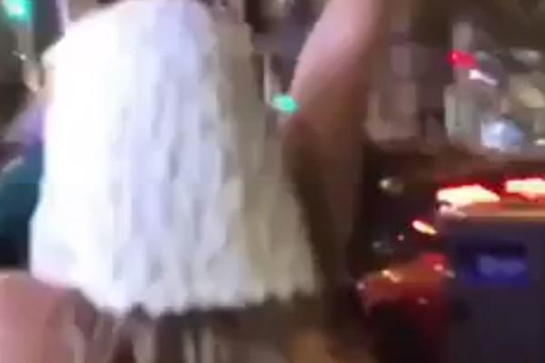 DA LI ĆE SE IKO OD NJIH KAJATI: Navijač Iglsa uradio ludačku tetovažu, ali je i njega prešišala skroz gola plavuša koja trči ulicom! (FOTO) (VIDEO)