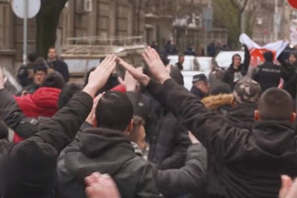 ZAŠTO NIKO NIJE REAGOVAO? Na skupu podrške Milanu Nediću korišćeni nacistički pozdravi koji su u Srbiji zabranjeni ZAKONOM! (FOTO) (VIDEO)