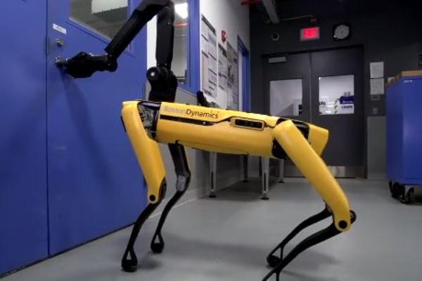 KRAJ JE BLIZU: Pogledajte kako ROBOT SAM OTVARA VRATA i pomaže drugom robotu da izađe napolje! (VIDEO)