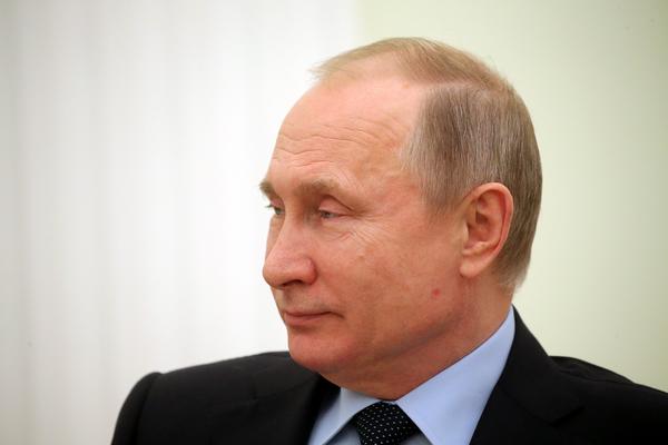 PREDSEDNIK RUSIJE ŠOKIRA: Putin na predizbornom skupu PRED SVIMA poljubio NJU! (FOTO)