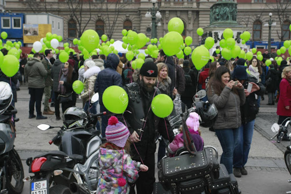 Pušteno je više stotina zelenih balona na Trgu republike 