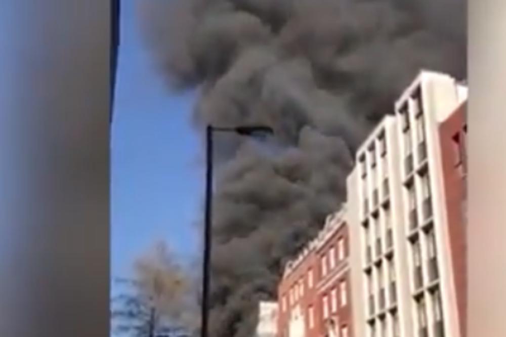 GORI ZGRADA U CENTRU LONDONA: Više od 50 vatrogasaca pokušava da ugasi plamen! (VIDEO)
