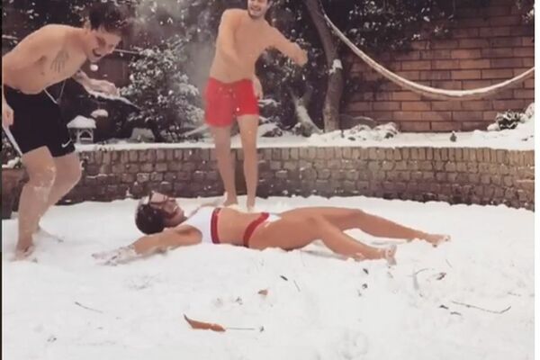 BAŠ SE RASPUSTILA: Bivša žena srpskog sportiste prvo objavila kako jaše novog dečka, a sad u polutangi s dvojicom se valja u snegu! (VIDEO)