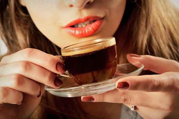 JOŠ JEDAN MIT PADA U VODU: Šolja kafe ne pomaže mamurluku!
