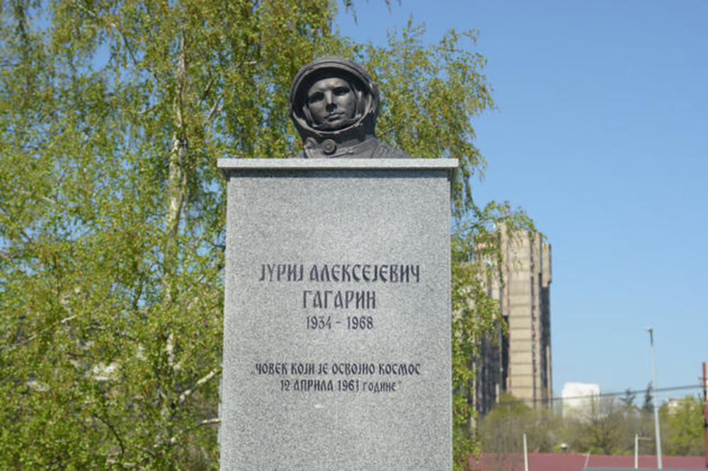KO TO VALJA STATUE JURIJA GAGARINA POVOLJNO I ISPOD ŽITA? Spomenik iz Beograda viđen u još tri zemlje! (FOTO)