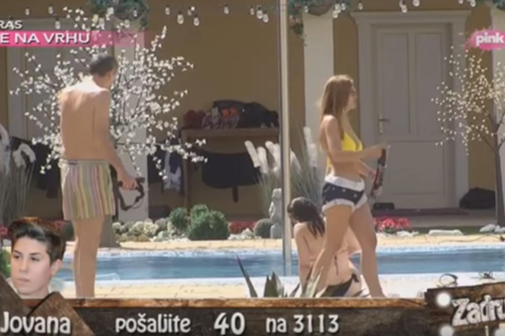 GOLIŠAVE I MOKRE ZADRUGARKE SE POTUKLE: Ana Korać i Maca Diskrecija u žestokom sukobu na bazenu, nisu mogli da ih razdvoje (VIDEO)