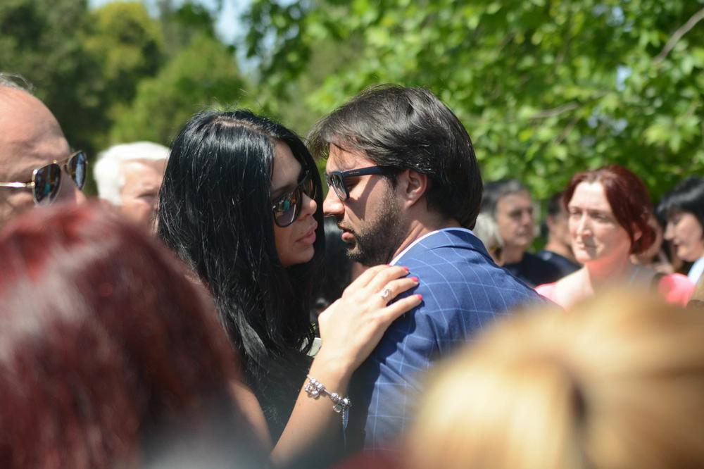 U PRATNJI KIJINE KUME: Andrija Lazović stigao na sahranu, a ovaj detalj niko nije primetio (FOTO)