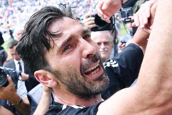 PORUKA KOJA LEDI KRV U ŽILAMA! Đanluiđi Bufon zauvek napustio Juventus, pa rasplakao pola Evrope! (FOTO)
