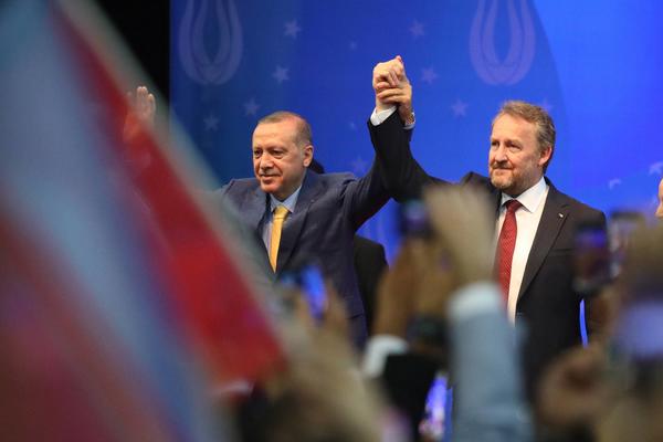 ODALE GA FOTKE SA BAKIROM! Da li ste primetili da Erdogan drži čudno savijen palac? Iza tog gesta krije se strašna istina! (FOTO)
