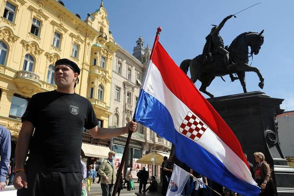 ORI SE USTAŠKA PESMA PORED TITOVE KUĆE! Hrvati provociraju uz "Evo zore, evo dana"