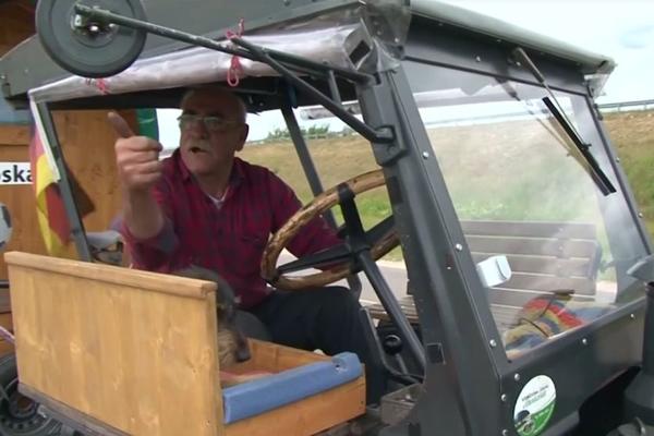 ON JE ZA SADA NAVIJAČKI HIT MUNDIJALA: Nemac u 70-toj godini na putu za Mundijal traktorom koji je stariji od njega! (VIDEO)