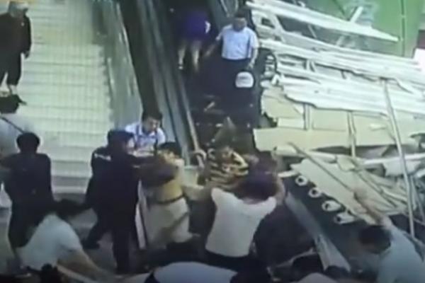UŽASNA NESREĆA U KINI: Pao plafon u tržnom centru, povređeno najmanje devet osoba (VIDEO)