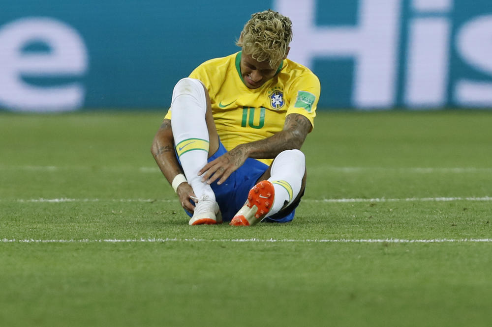 CRNI NEJMARE, ŠTA TI JE TO TREBALO! Brazilčeva frizura na meti legende francuskog fudbala! (FOTO) (VIDEO)
