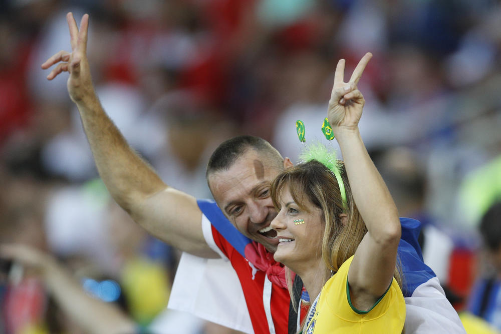 Srpski navijač i navijačica Brazila su se lepo slagali na tribinama za vreme utakmice  