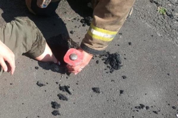 MLADIĆU ASFALT PROGUTAO NOGU: Zbog nesnosnih VRUĆINA istopio se put, pa su vatrogasci morali da reaguju!(FOTO)