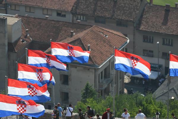 DEO HRVATSKIH LOGORAŠA IZ KNINA JE JOŠ U SRBIJI, DRŽE IH KAO ROBOVE! Hrvati izneli potpuno SULUDE tvrdnje, od Srbije zahtevaju ODŠTETU!
