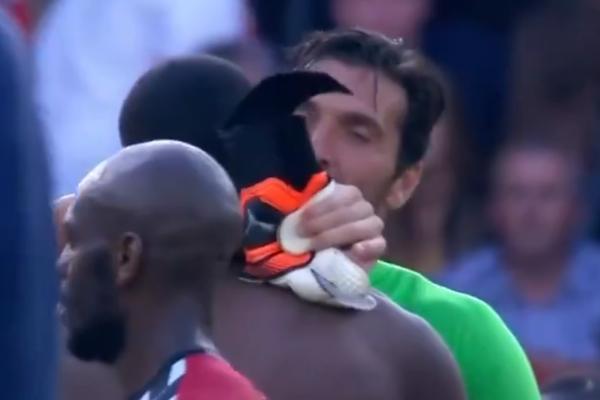 FUDBAL GOVORI VIŠE OD 1000 REČI: Igrao je sa njegovim ocem u Juventusu, a sada je došlo vreme da Bufon razmeni dres sa sinom legendarnog Francuza! (VIDEO)