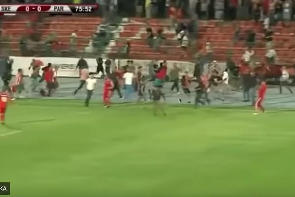 POKOLJ U TIRANI - SKENDERBEG vs PARTIZANI: Opšta tuča albanskih navijača, slučaj DRON za ovo je mala beba! (VIDEO)