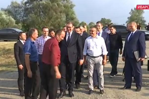 VUČIĆ JE KOVAČEVIĆIMA DONEO I POKLON: Porodici sa Kosova uskoro stiže traktor!