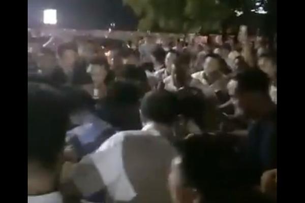 HOROR U KINI: Zaleteo se AUTOMOBILOM na grupu ljudi, ima MRTVIH i više od 40 povređenih (FOTO) (VIDEO)