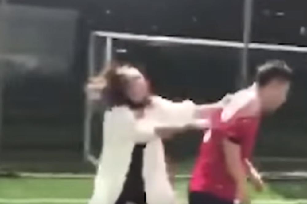 DEVOJKA GA ISPREBIJALA ZBOG ŽENE: Igrao je fudbal s prijateljima, u sledećem momentu su pale žestoke batine (VIDEO)