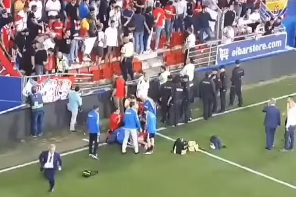 UMALO TRAGEDIJA U EIBARU: Kada je Dimitrović primio gol, srušila se ograda na tribini s navijačima Sevilje!