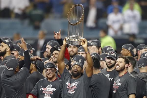 DOMINIRALI CELE SEZONE: Šampionsko slavlje u Bostonu! Red soksi posle 5 godina suše postali MLB prvaci!